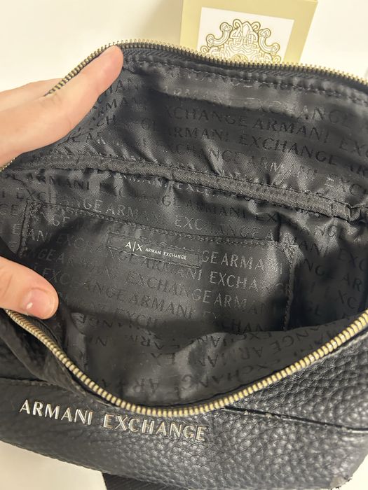 Продавам мъжка чанта Armani Exchange.