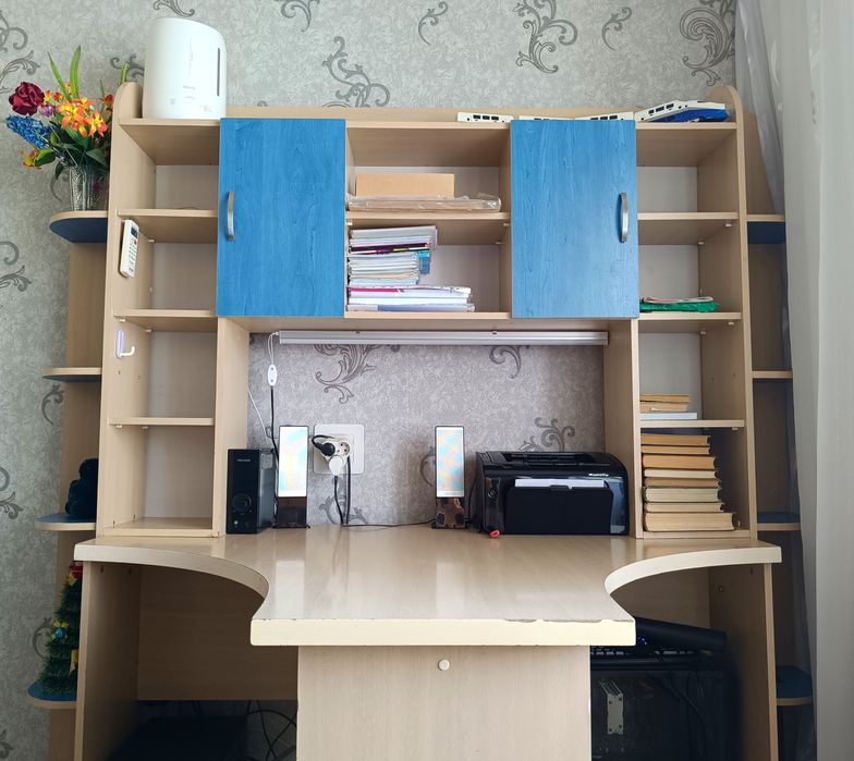 набор мебели: двухъярусная кровать, рабочий стол и тумбочка