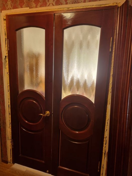 Дверь из настоящего дерева.