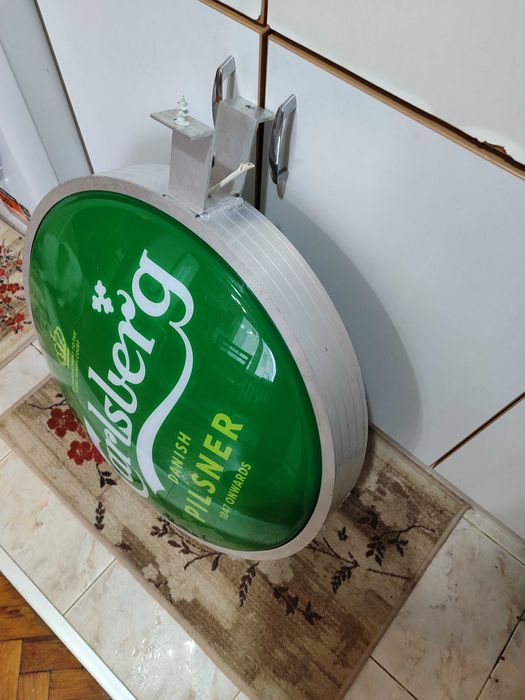 Светеща реклама в зелен цвят