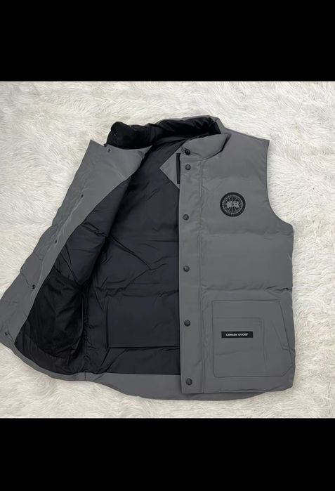 Продам парку безрукавку Canada goose