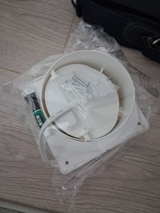 Продаётся вентилятор вытяжной 100мм