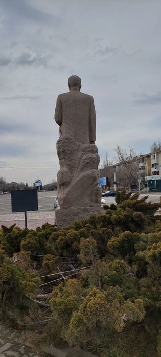 Бюсты,памятники,мемориалы