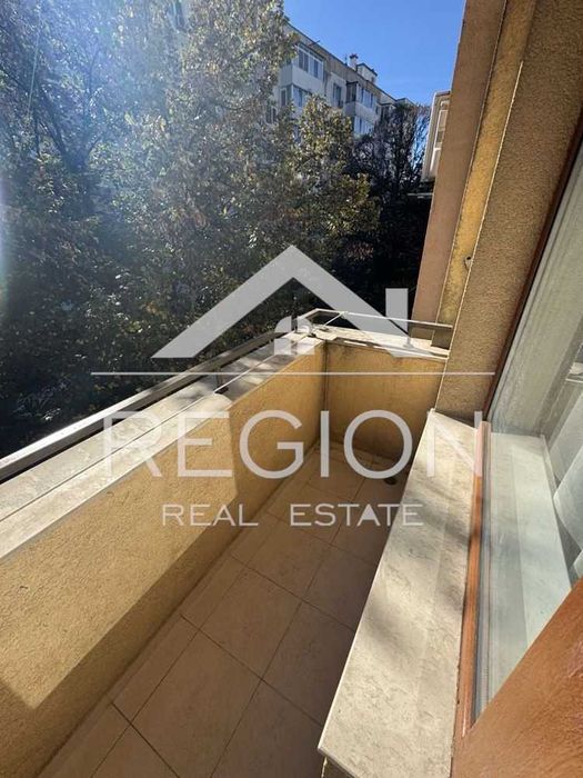 Тристаен полуобзаведен апартамент-Левски