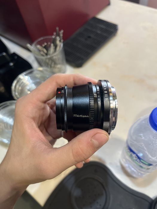 Мануальный объектив TTArtisan 35mm f/1.4. Имеет корпус из алюминия