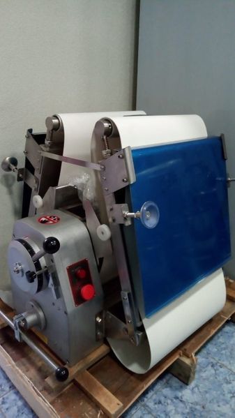 Тестораскаточная машина. Тестораскатка. Слоенка.