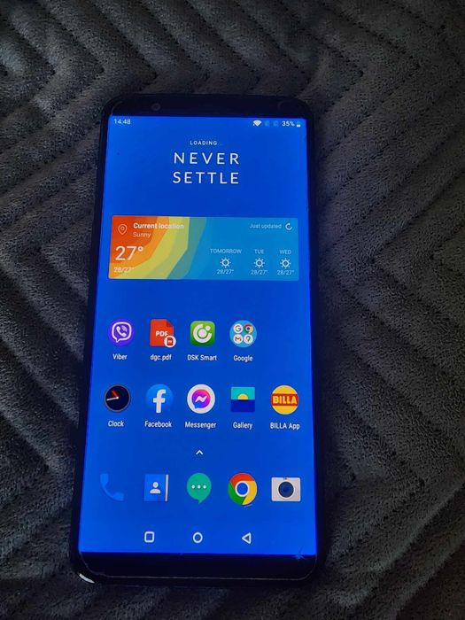 Продава се oneplus 5t със леки забележки.