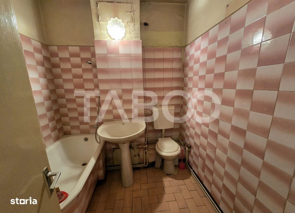 Apartament decomandat 4 camere 4 balcoane 2 bai etaj 1 Central Sibiu