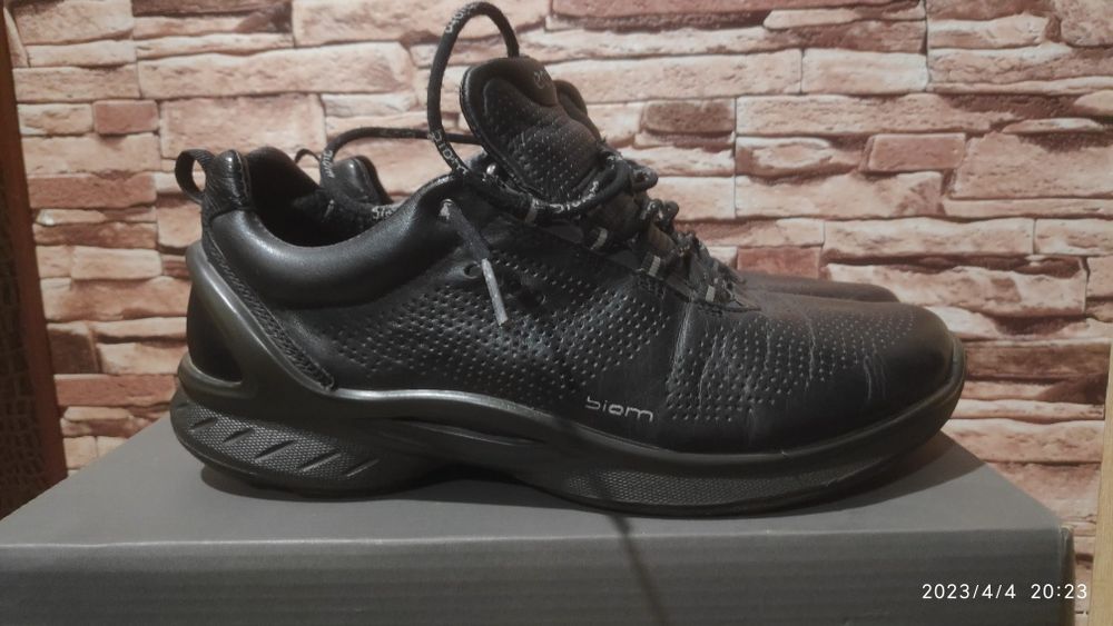 Продаются демисезонные кроссовки ECCO 41 р