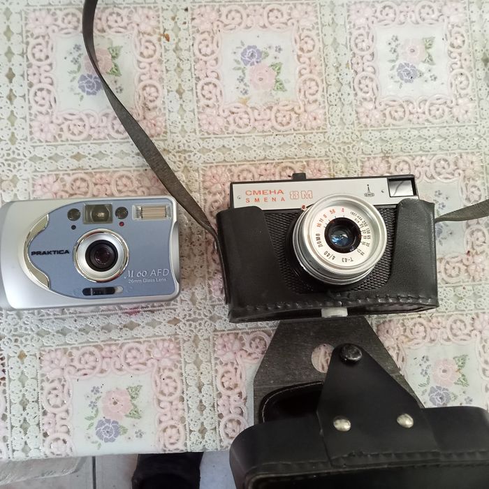 Aparat foto Cmena 8 m și Practică m 60