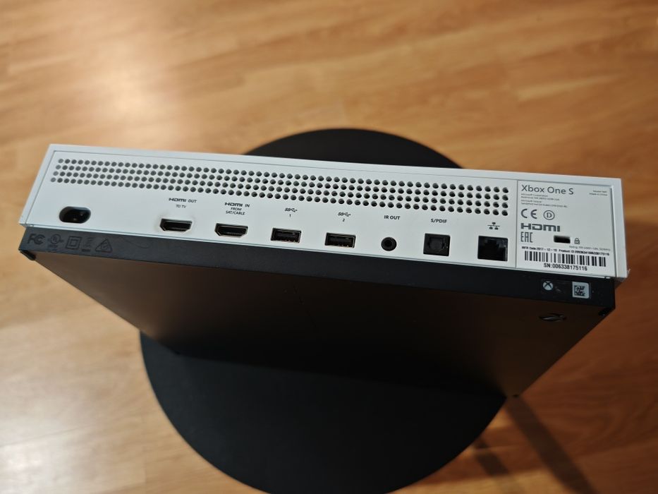 Xbox One S 1TB + 2 controllere + FIFA 23 – funcțional