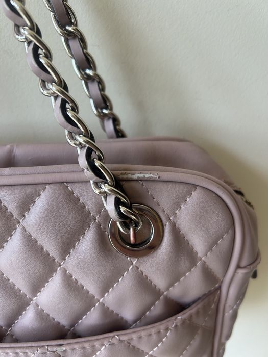 Чанта Guess розова с лека забележка