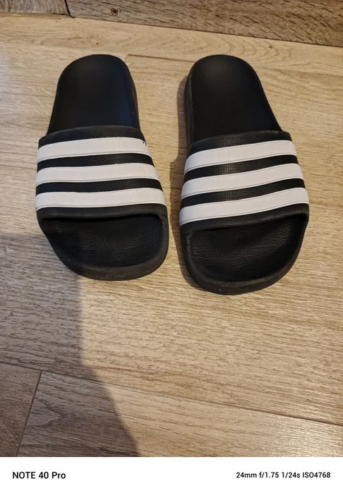 Vând slapi Adidas măr.34