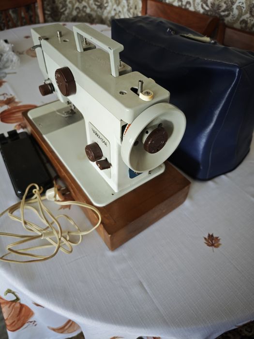 Продам б/у швейную машинку