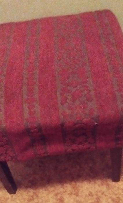 Мека табуретка на 4 дървени крачета