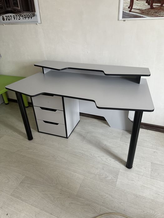 Парта. Компьютерный стол.