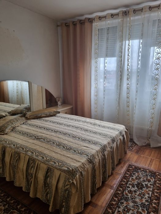 Persoana fizica, vând apartament cu 3 camere mobilat și utilat.
Aparta