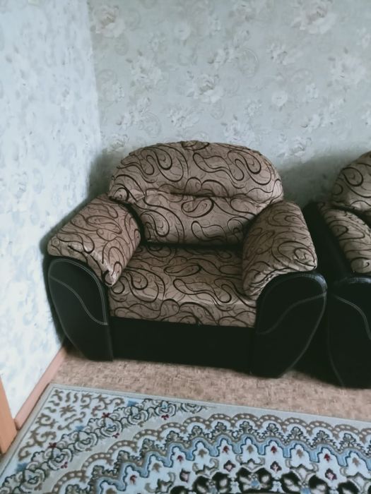 Угловой диван с креслом.