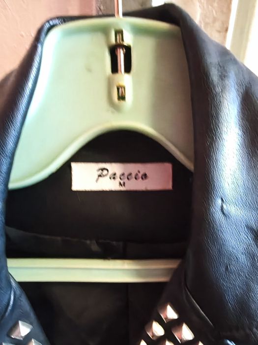 Кожено яке с бродирани рози и череп