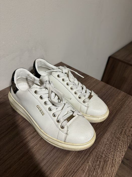 Бели обувки Guess VIBO