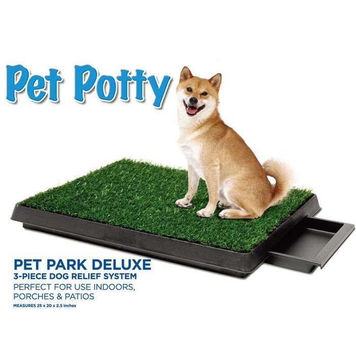 Домашен любимец куче вътрешна трева тоалетна тава. куче 
обучение на д