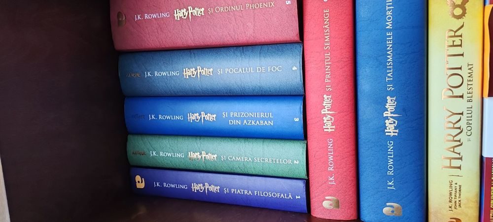 Vând colecția de cărți  HARRY POTTER și cartea COPILUL BLESTEMAT