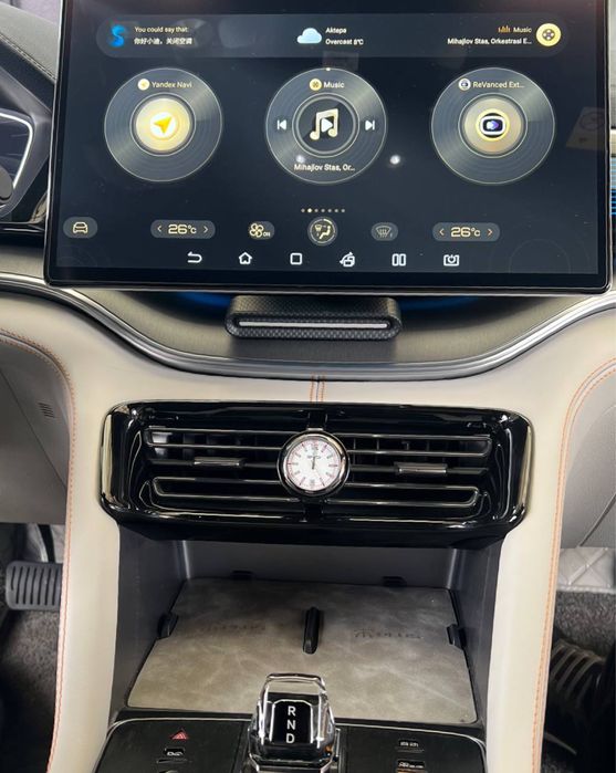 Накладка с часами с брендом BYD