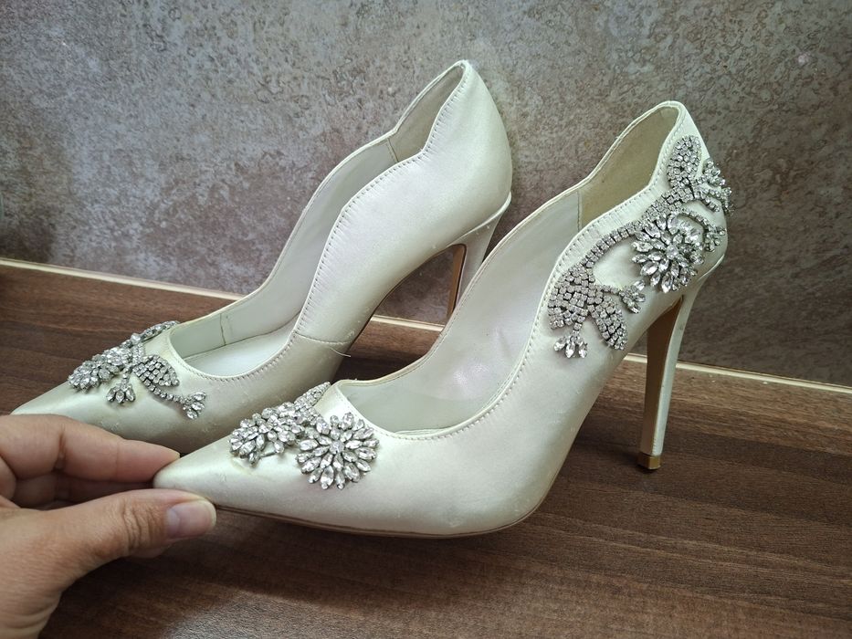 Абитуриентски обувки токчета