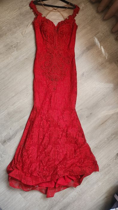 Червена рокля с бродерия от мъниста.