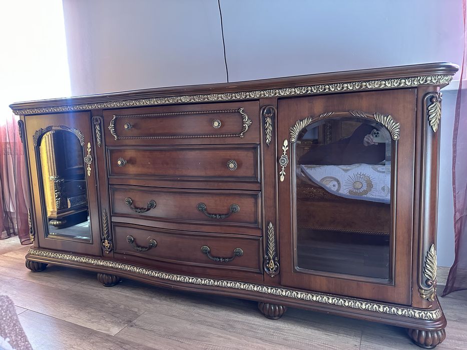 Большой комод