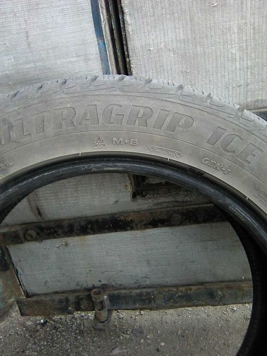 Шины 225/55/18 всесезонные Goodyear.