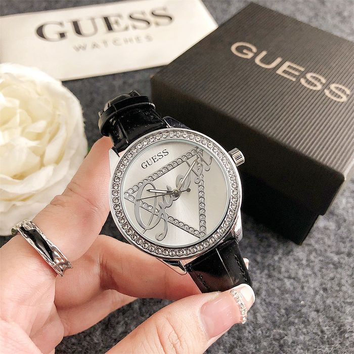 Дамски ръчен часовник Guess с кожена верижка