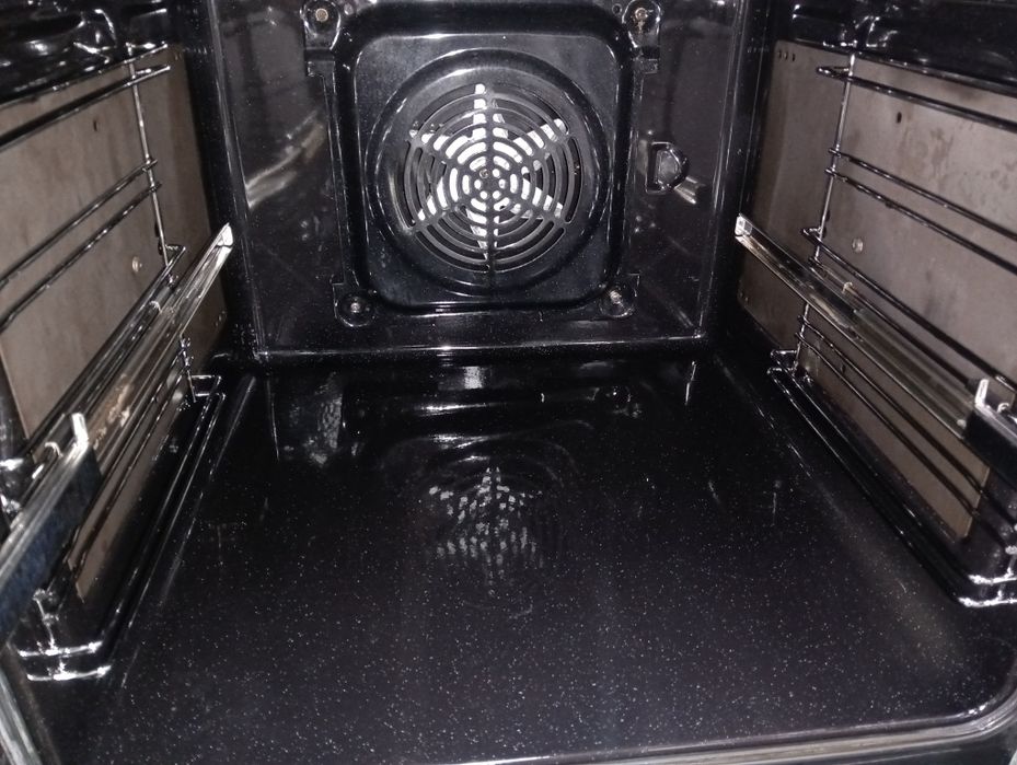 Свободно стояща печка с керамичен плот Gram с две години Гаранция!