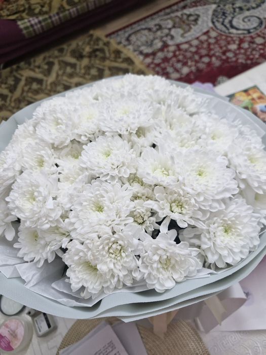 Свежие хризантемы и розы