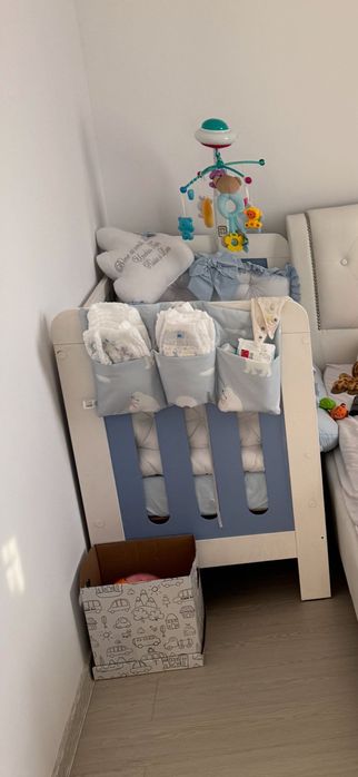 Mobilier: 2 dulapuri,birou,pătuț copil și saltea inclusă