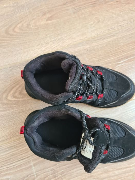 Продам кроссовки утепленные на мальчика