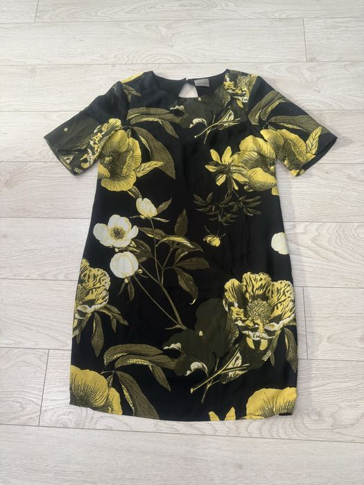 Красива много запазена рокля