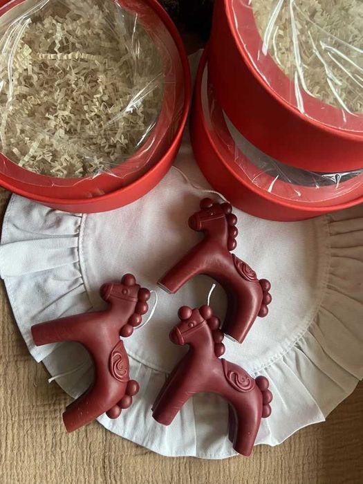 Свеча Красная лошадка символ 2026 года