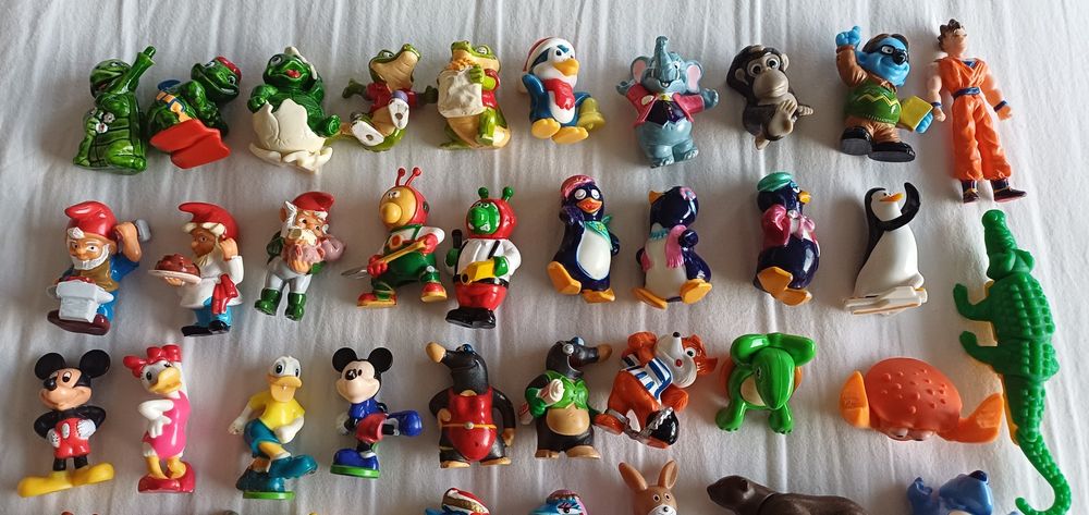 Lot Kinder vechi 51 figurine 3 soldati 5 masinute Eroi Pijamale Batman