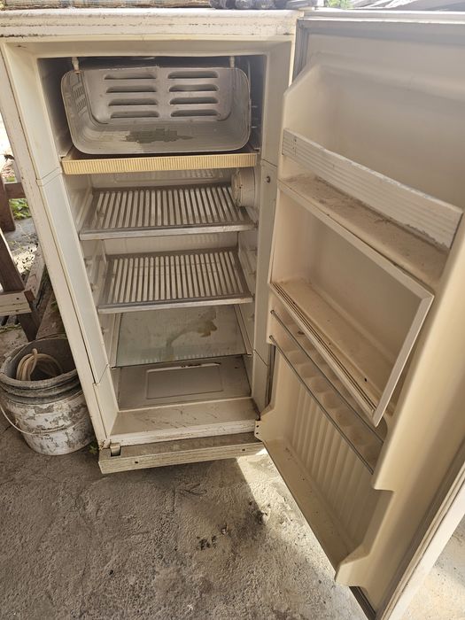 Холодильник сотилади