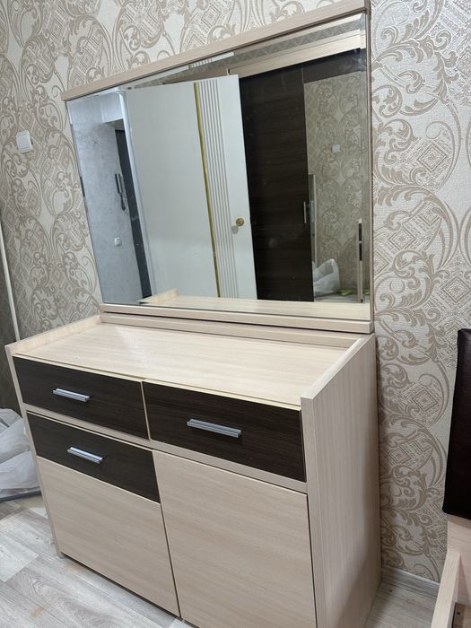 Комод с зеркалой