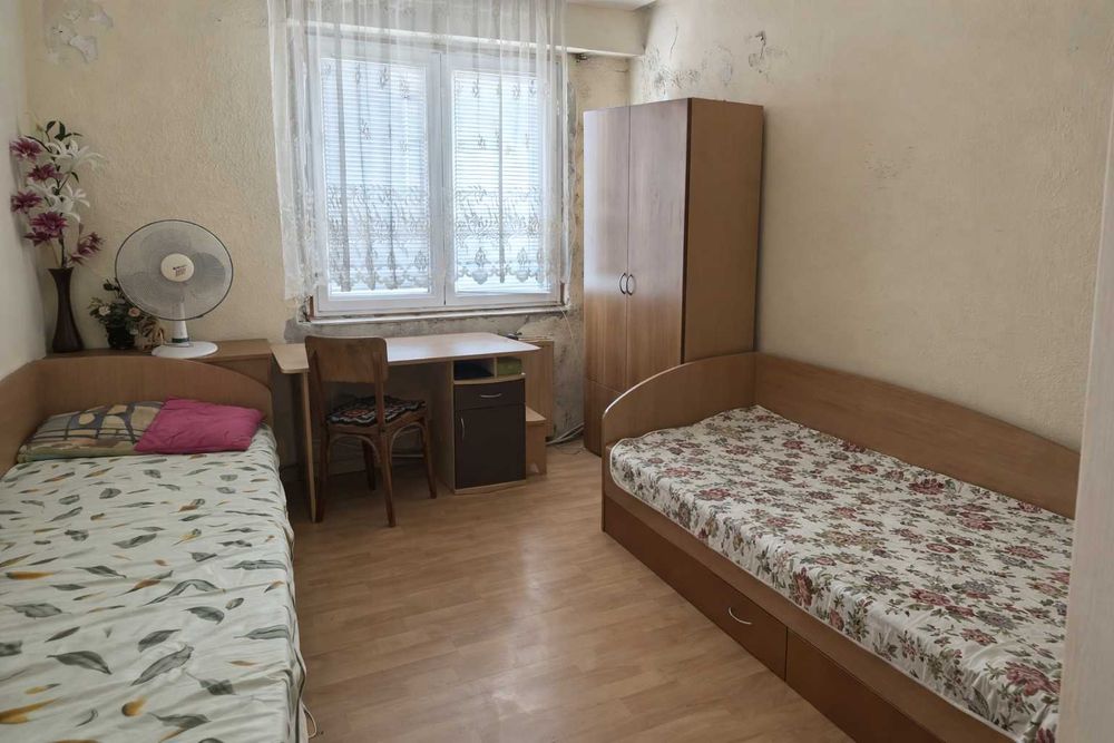 Тристаен апартамент в саниран блок в кв. Струмско, гр. Благоевград