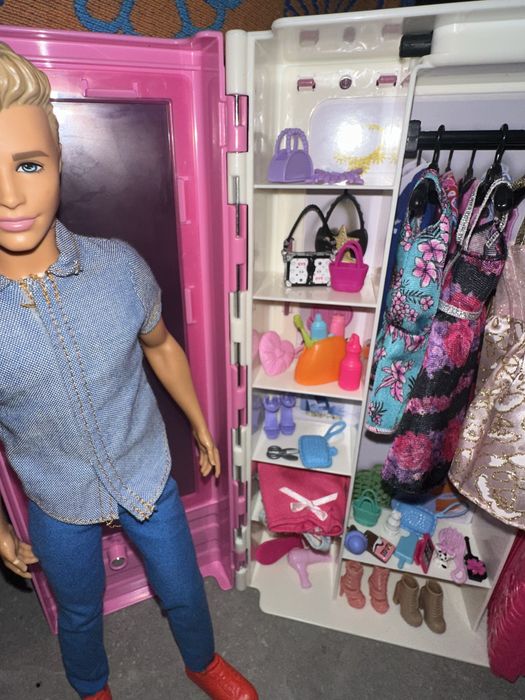 14 Barbie 1Ken 3 dulapuri