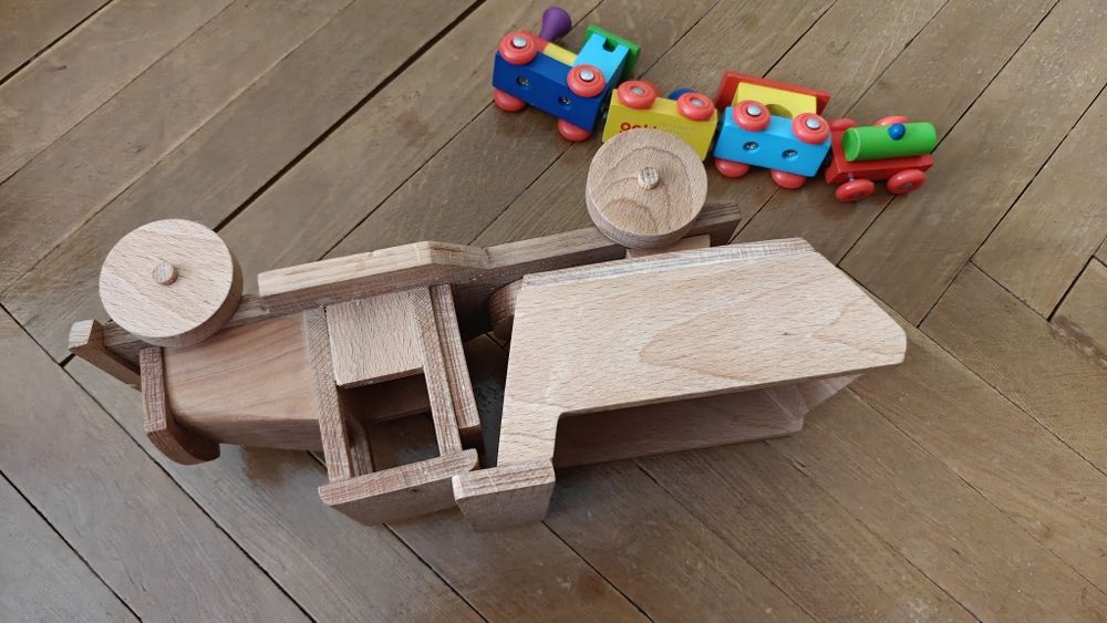 Голям масивен дървен камион (Самосвал) и влакче Goki – Лот дървени игр