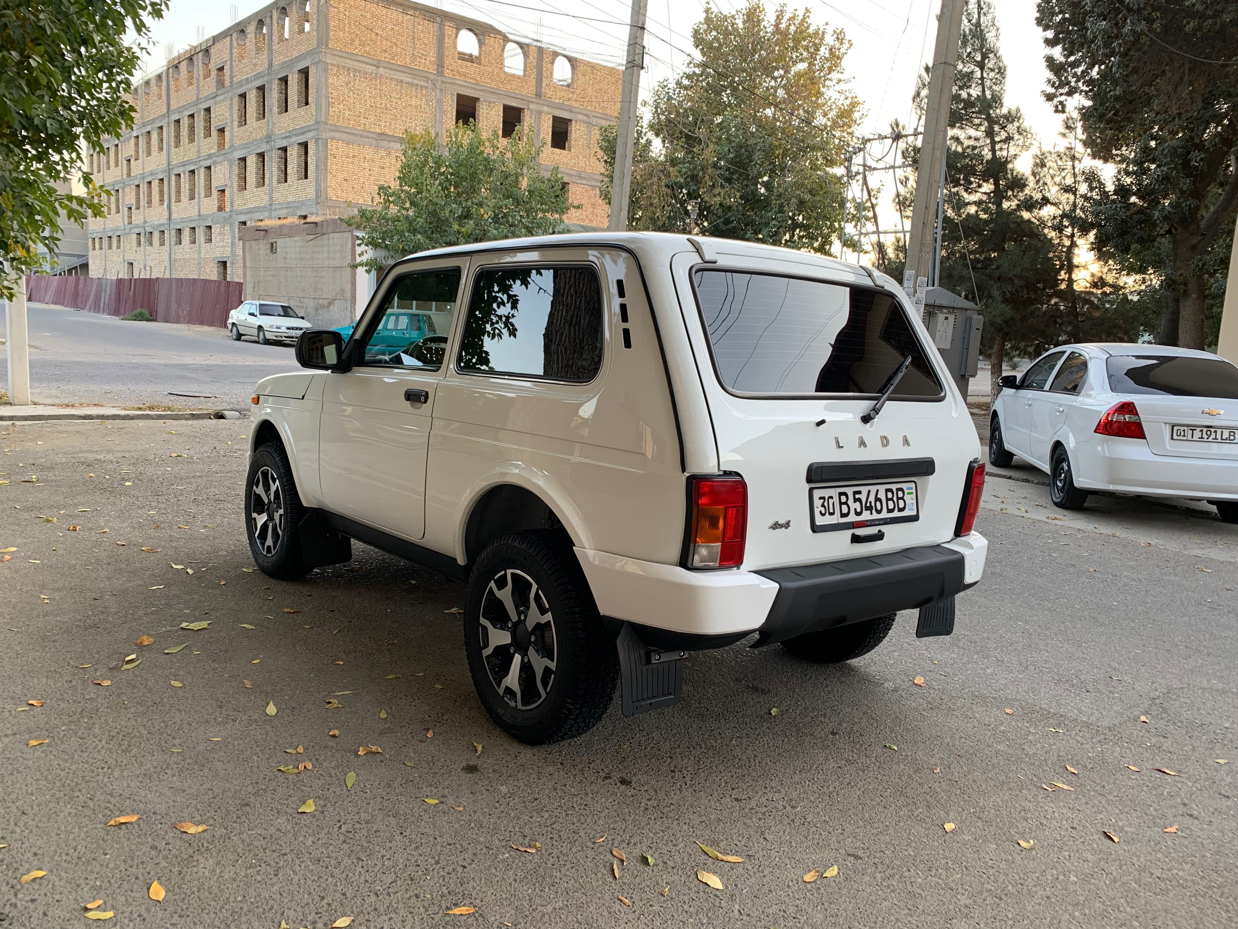 Нива урбан 2021. Нива 4×4 белая.