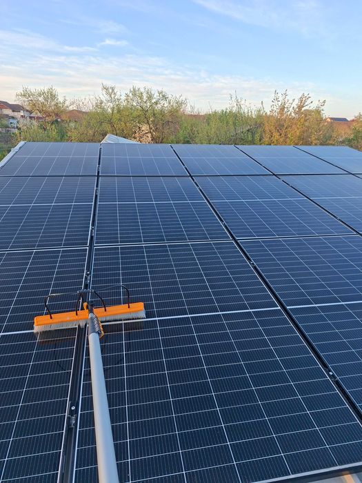Perie profesională pentru spălat panouri fotovoltaice – Închiriere Timișoara