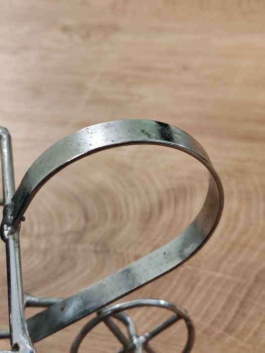 Декоративна поставка за вино метална