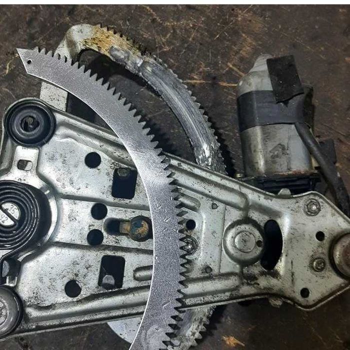 Ремонт стеклоподъёмников.