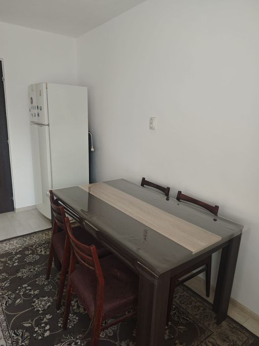La închiriere,apartament cu trei camere