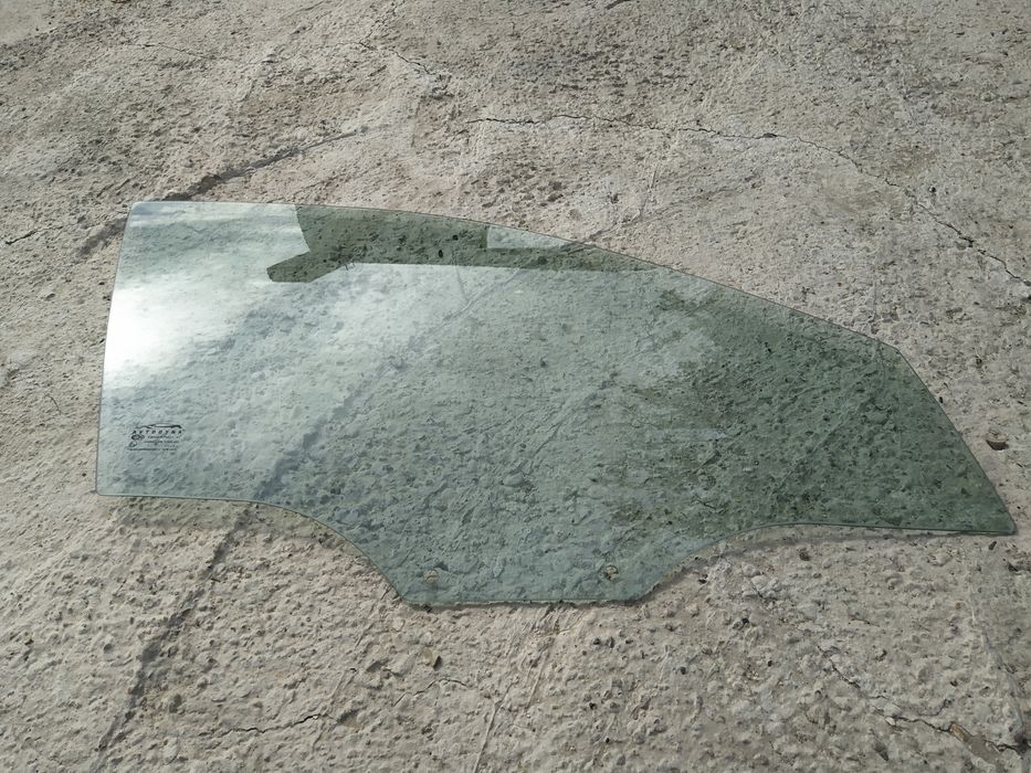 Jentraga old eshiklariga oyna.